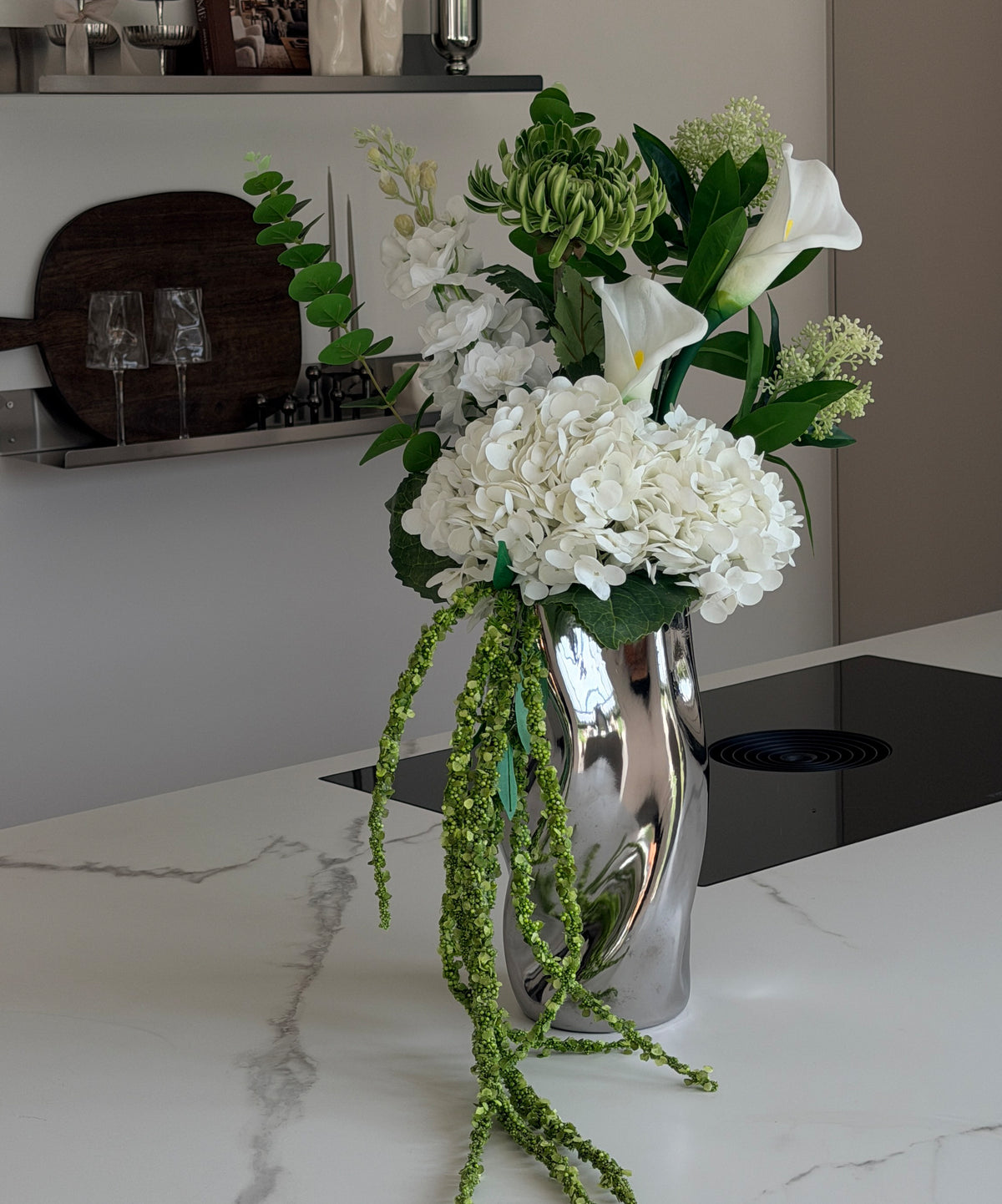 Green Silence Kunstblumenstrauß mit Keramikvase in Chrome