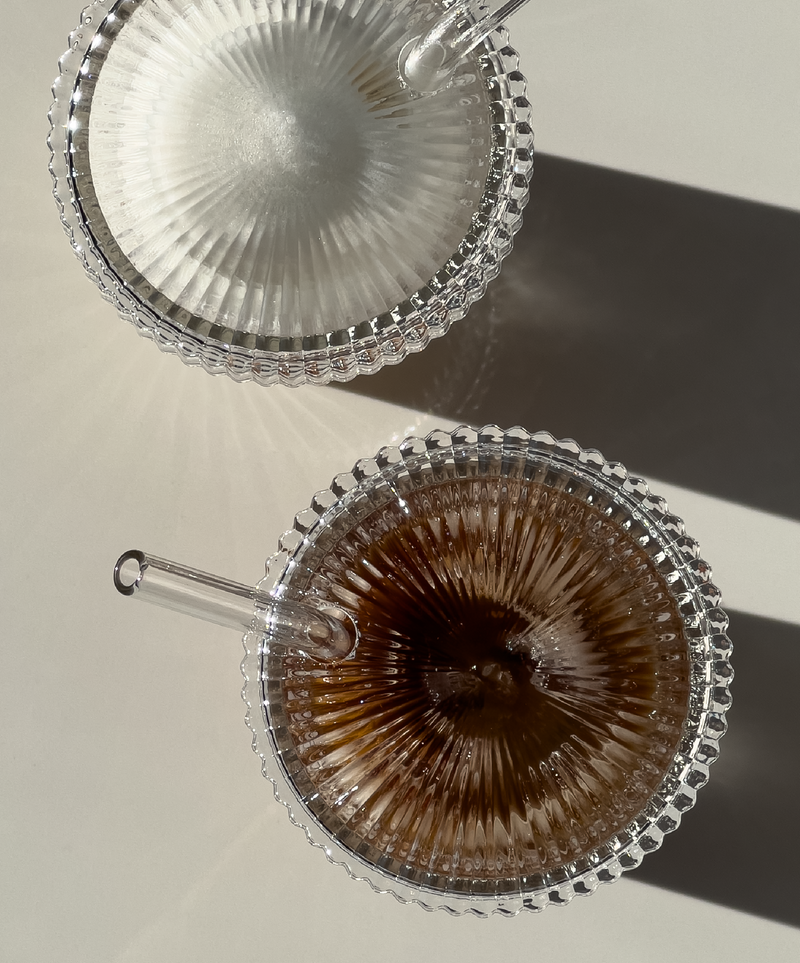 Geriffeltes Glas mit Glasdeckel und Glasstrohhalm aus der Serie Paris – Produktansicht