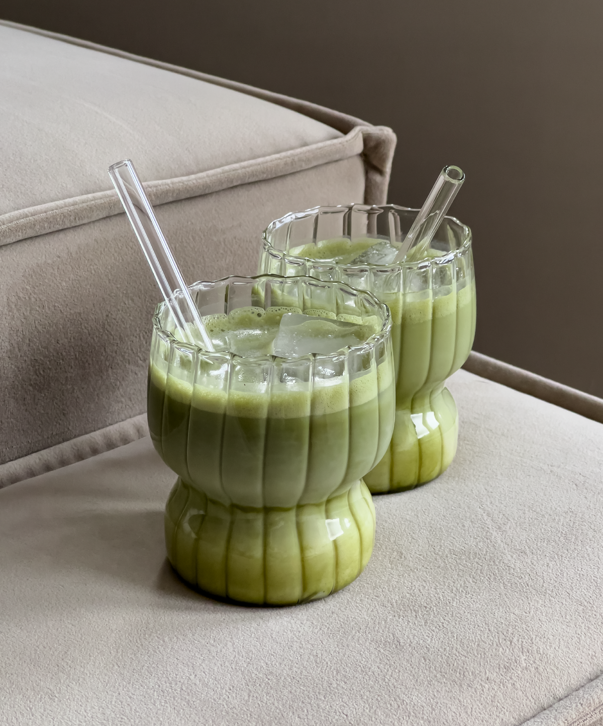 Kurviges Trinkglas im Streifen-Design aus der Serie Norway – Seitenansicht