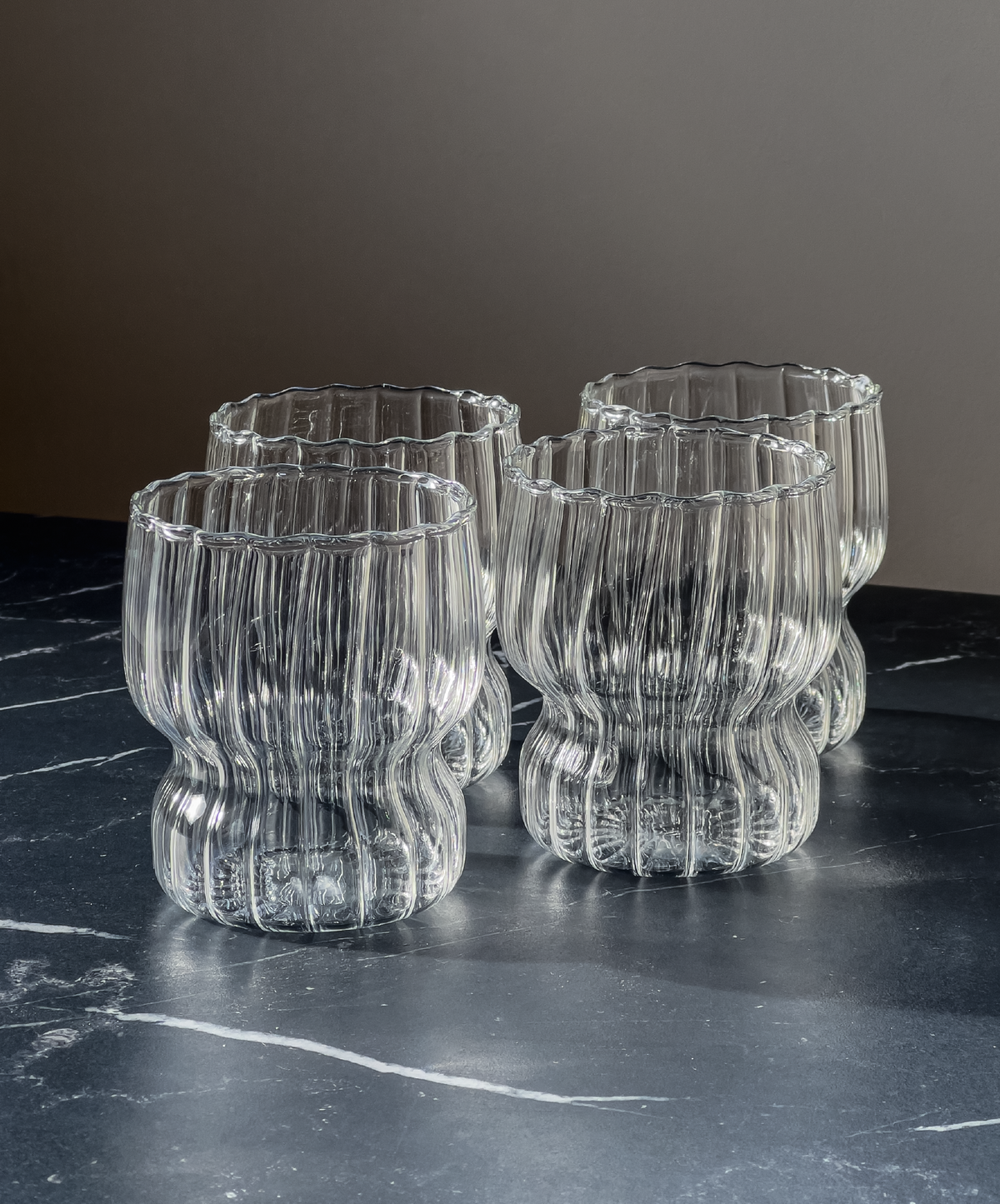 Kurviges Trinkglas im Streifen-Design aus der Serie Norway – Materialdetail