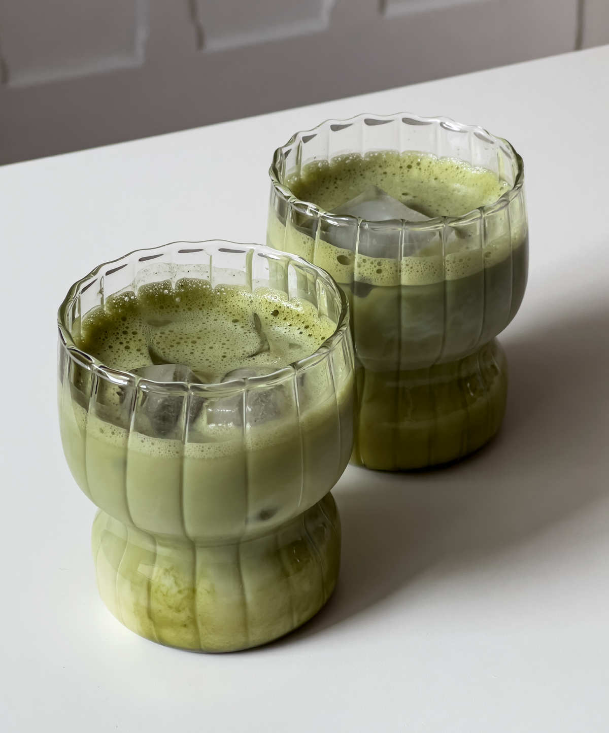 Kurviges Trinkglas im Streifen-Design aus der Serie Norway – Materialdetail im Fokus
