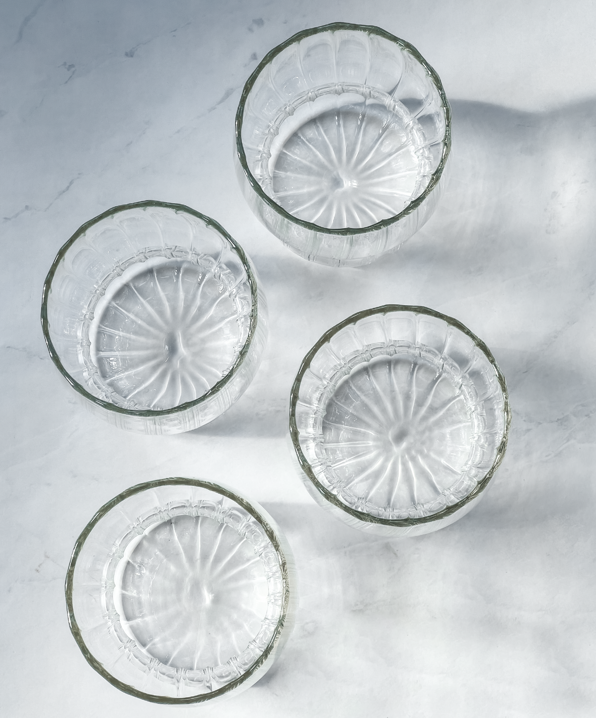 Kurviges Trinkglas im Streifen-Design aus der Serie Norway – Seitenansicht im Detail