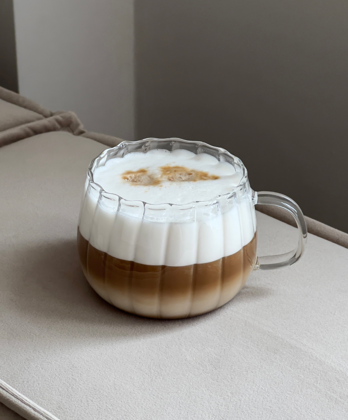 Glastasse im Streifen-Design aus der Serie Norway – Produktansicht im Überblick