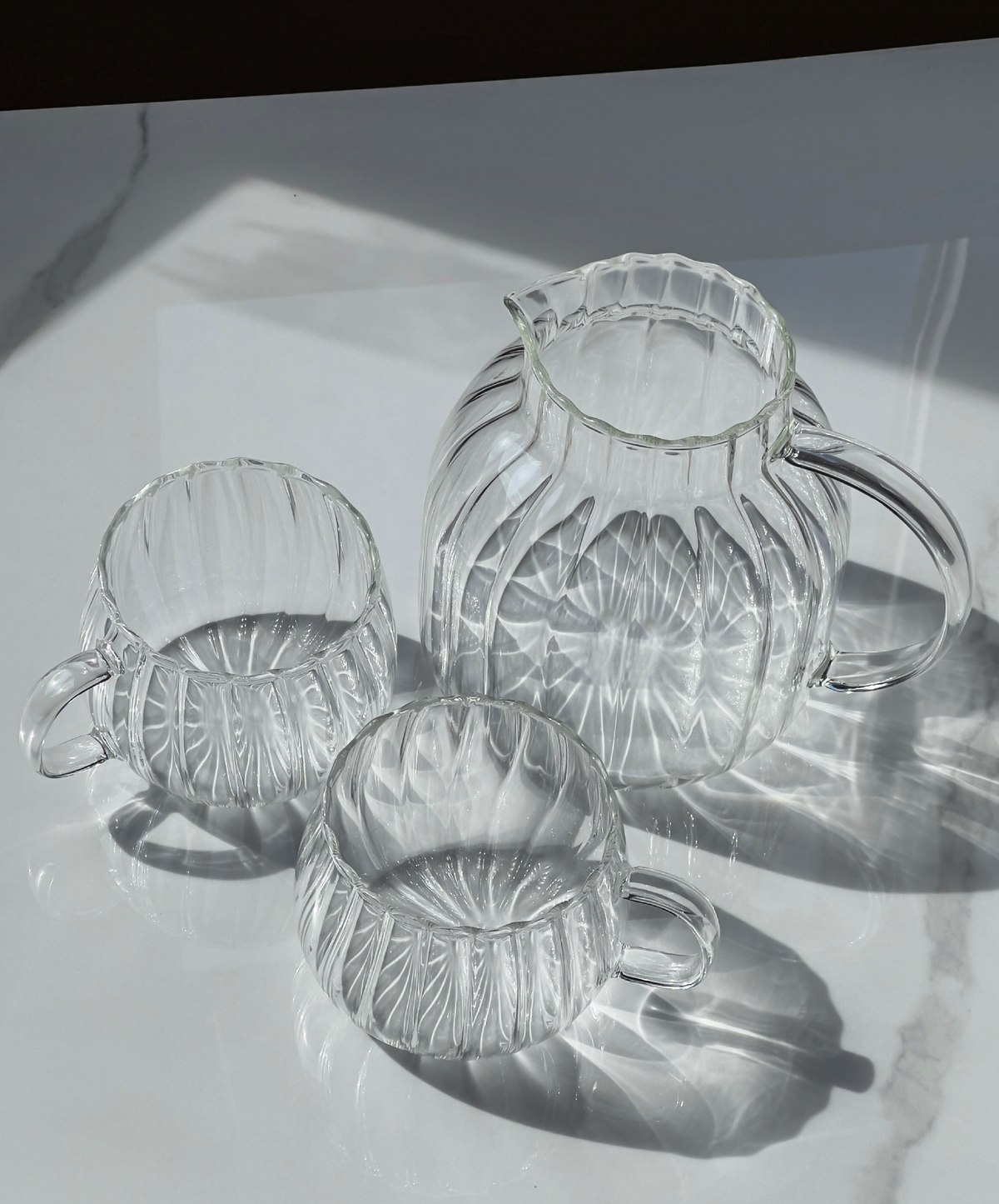 Teekaraffe und Glastassen-Set im Streifen-Design aus der Serie Norway – Draufsicht im Überblick