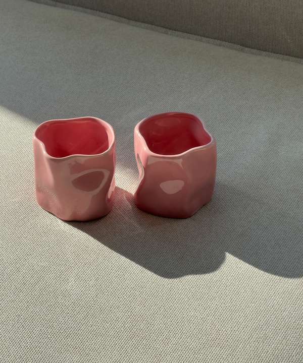 Organischer Keramik Becher Pink aus der Serie Alaska – im Wohnambiente