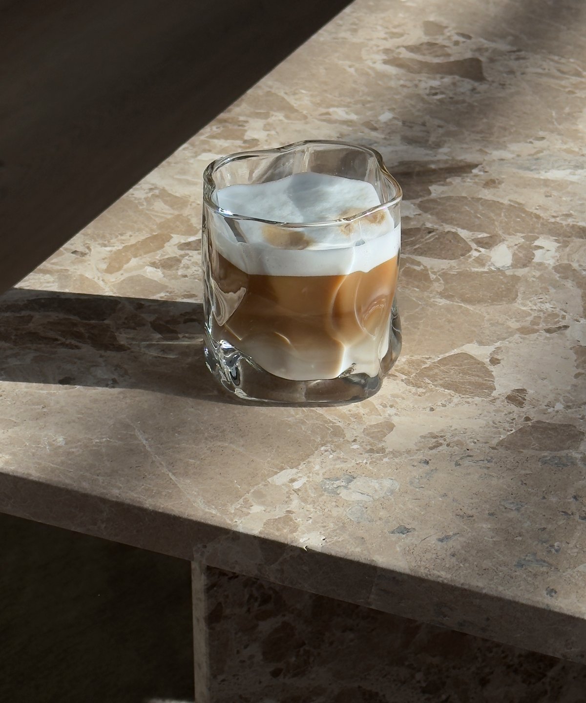 Barista Bundle mit Keramik Bechern und Tassen – Produktansicht im Wohnambiente