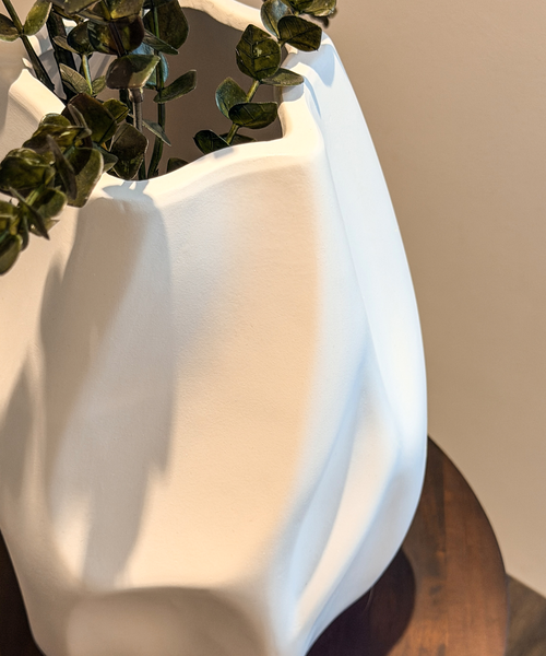 Avela Vase mit Eukalyptus – Detailansicht der sanft gefalteten Oberfläche
