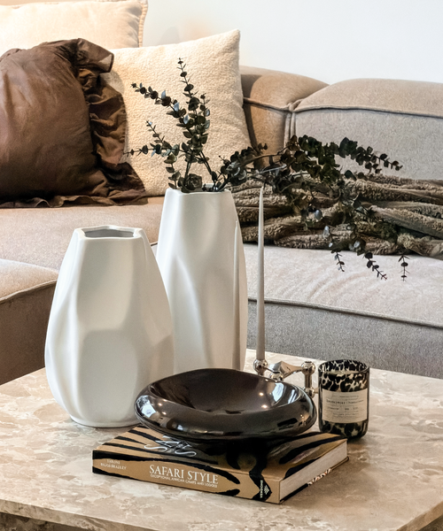 Avela Vasen-Duo in Weiß – große und längliche Vase mit sanften Falten auf dem Couchtisch