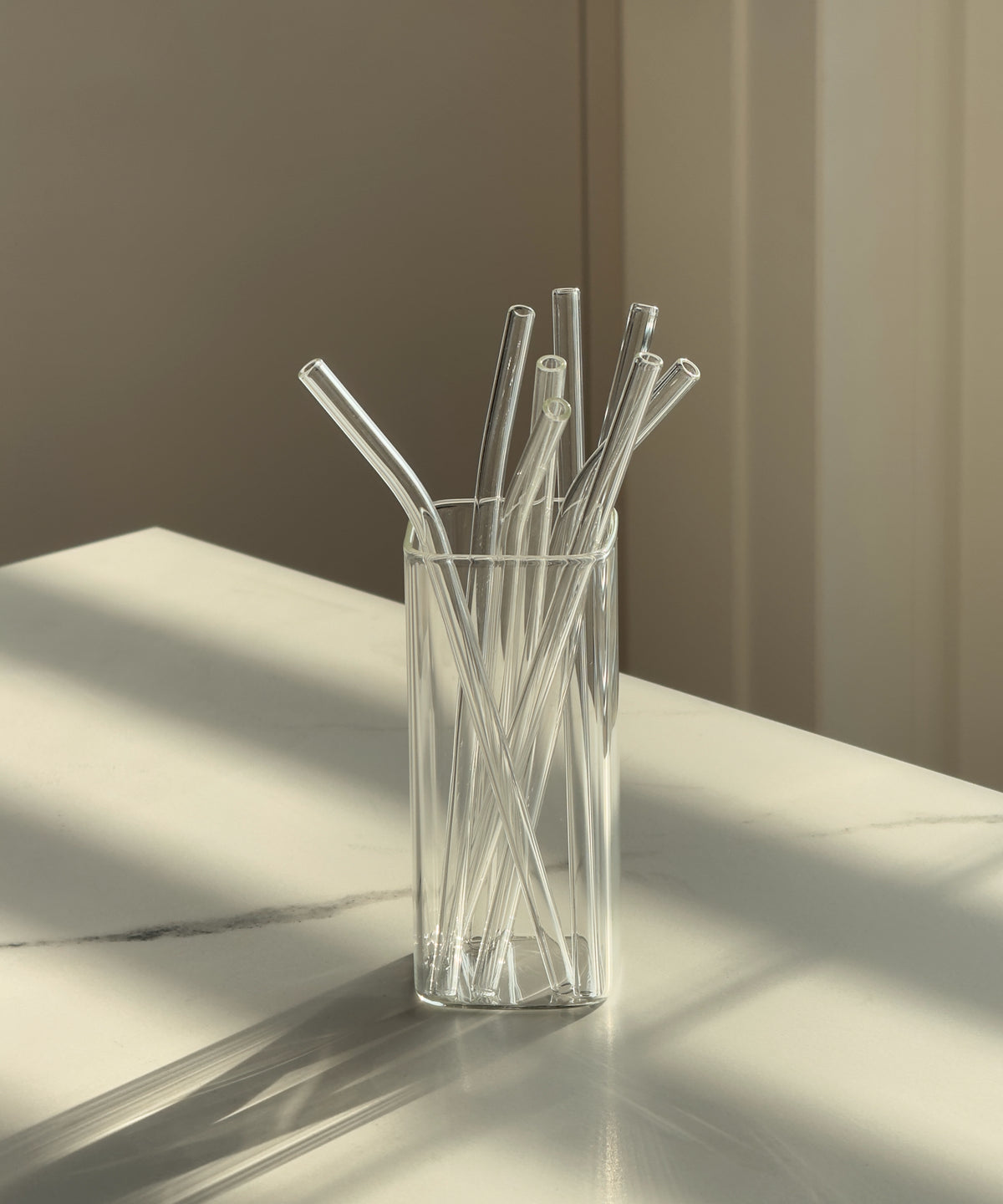 Set aus langen und kurzen Glasstrohhalmen aus der Serie Aris – Größenübersicht