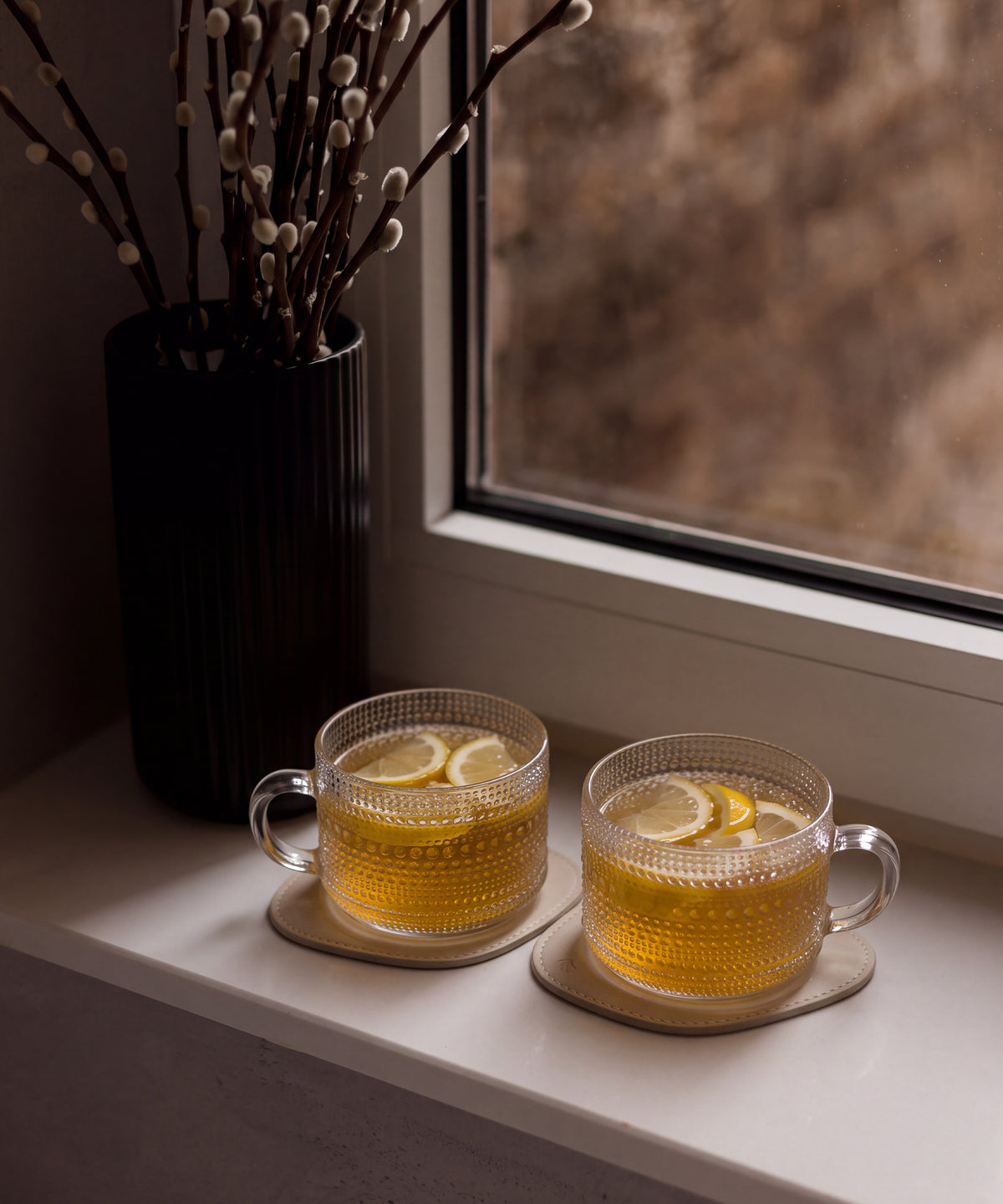 Perlenbesetzte Glastasse