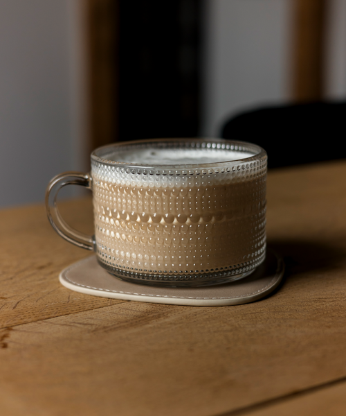 Perlenbesetzte Glastasse aus der Serie Atlanta – Draufsicht auf die Tasse