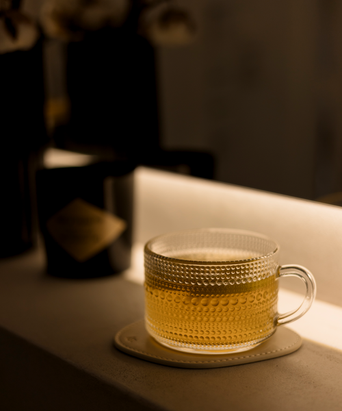 Perlenbesetzte Glastasse aus der Serie Atlanta – Materialdetail