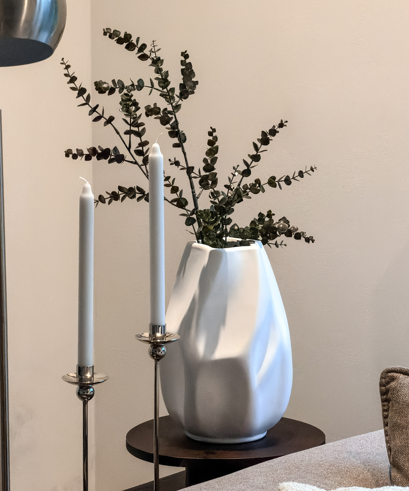 Große Avela Vase mit Eukalyptuszweigen zwischen Kerzenleuchtern