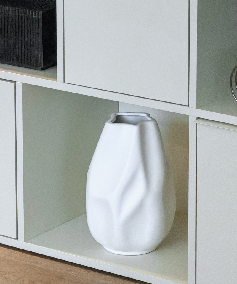 Große Avela Vase in Weiß im weißen Regal