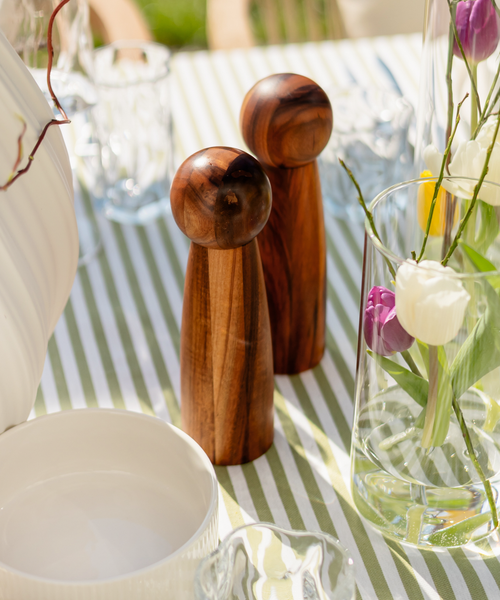 Salz- und Pfeffermühle im modernen Design aus der Serie Balou – Nahaufnahme der Oberfläche