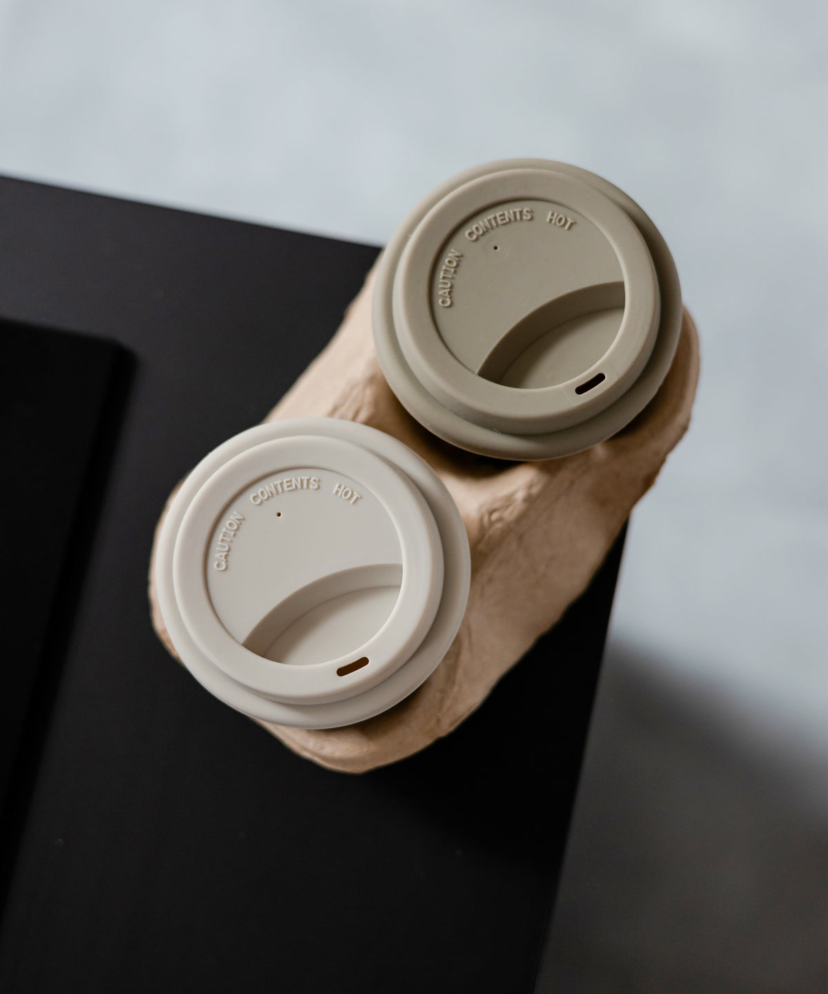 To-Go Becher Silikon-Deckel im 2er Set Taupe aus der Serie Brooklyn – Nahaufnahme der Oberfläche
