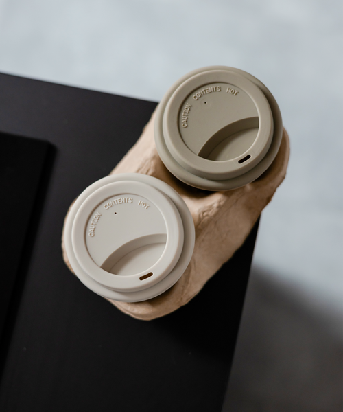 To-Go Becher Silikon-Deckel im 2er Set Taupe aus der Serie Brooklyn – Nahaufnahme der Oberfläche