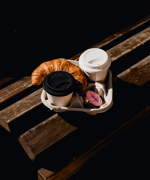 Keramik To-Go Becher mit schwarzem Silikon-Deckel aus der Serie Brooklyn – Produktansicht im Überblick