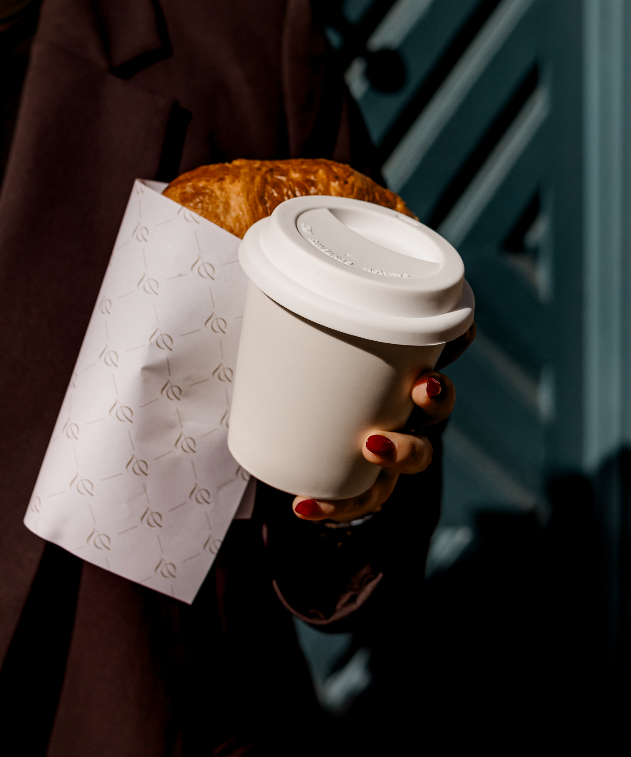 Keramik To-Go Becher mit weißem Silikon-Deckel | Brooklyn