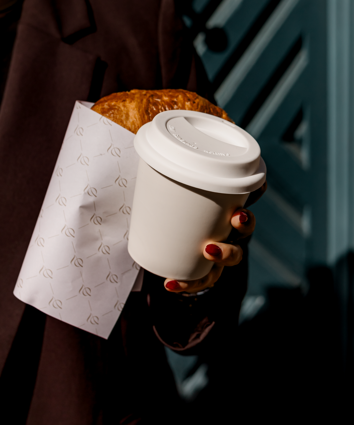 Keramik To-Go Becher mit weißem Silikon-Deckel aus der Serie Brooklyn – Draufsicht