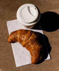Keramik To-Go Becher mit weißem Silikon-Deckel | Brooklyn