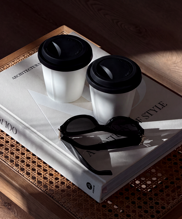 Keramik To-Go Becher mit schwarzem Silikon-Deckel aus der Serie Brooklyn – Detailansicht