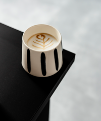 Cappuccino Becher mit schwarzen Streifen | Miro