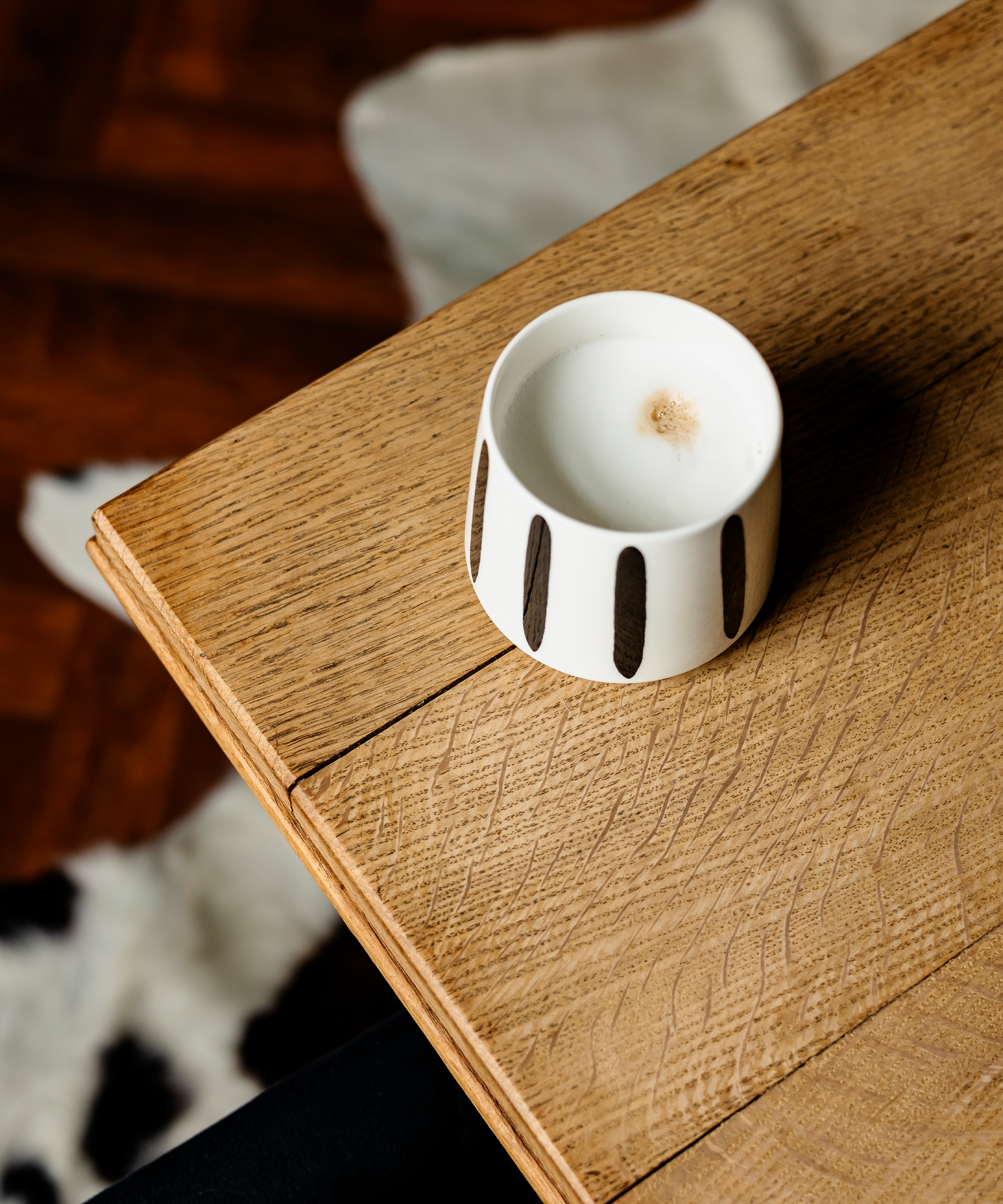Cappuccino Becher mit schwarzen Streifen | Miro