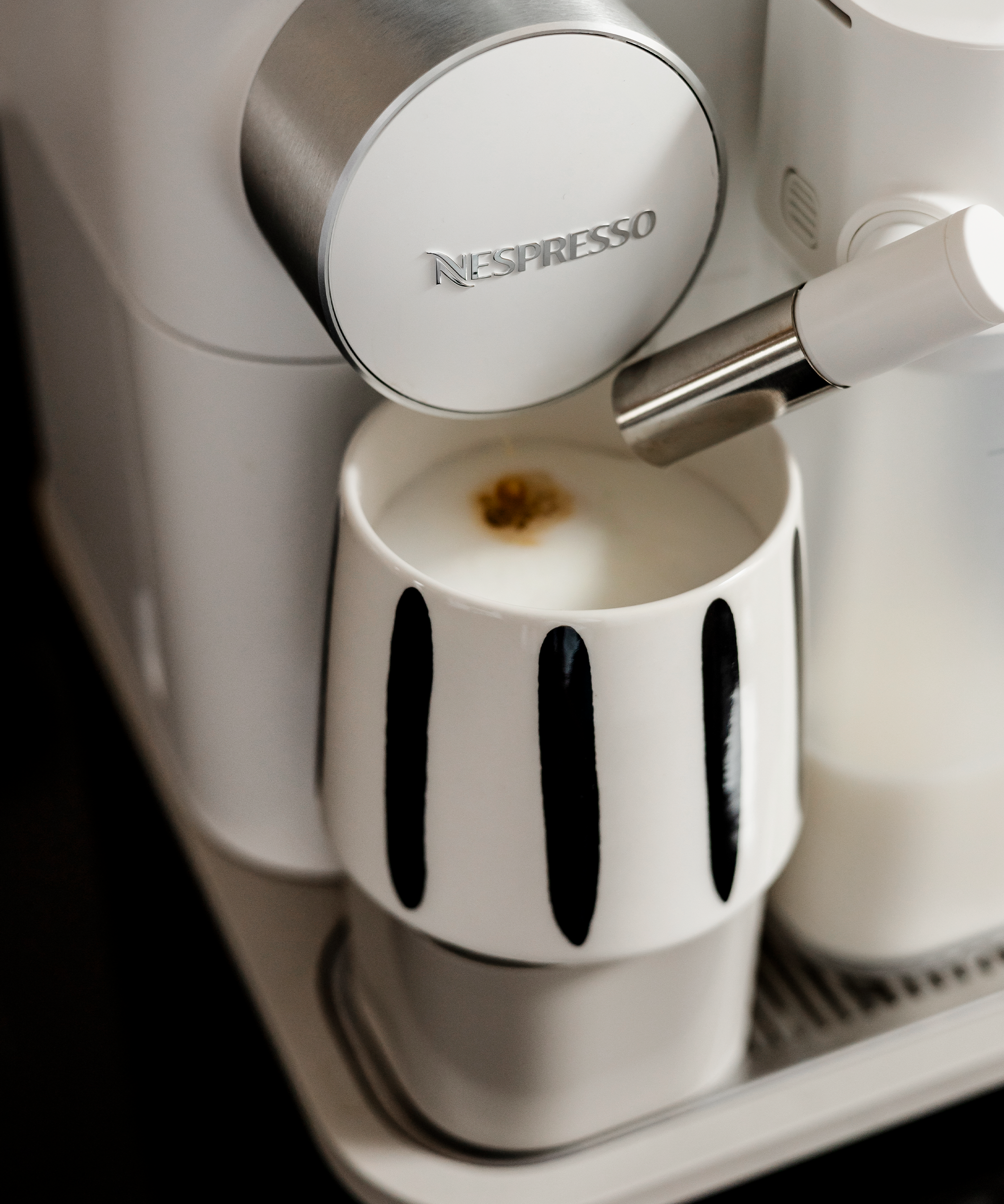 Cappuccino Becher mit schwarzen Streifen | Miro