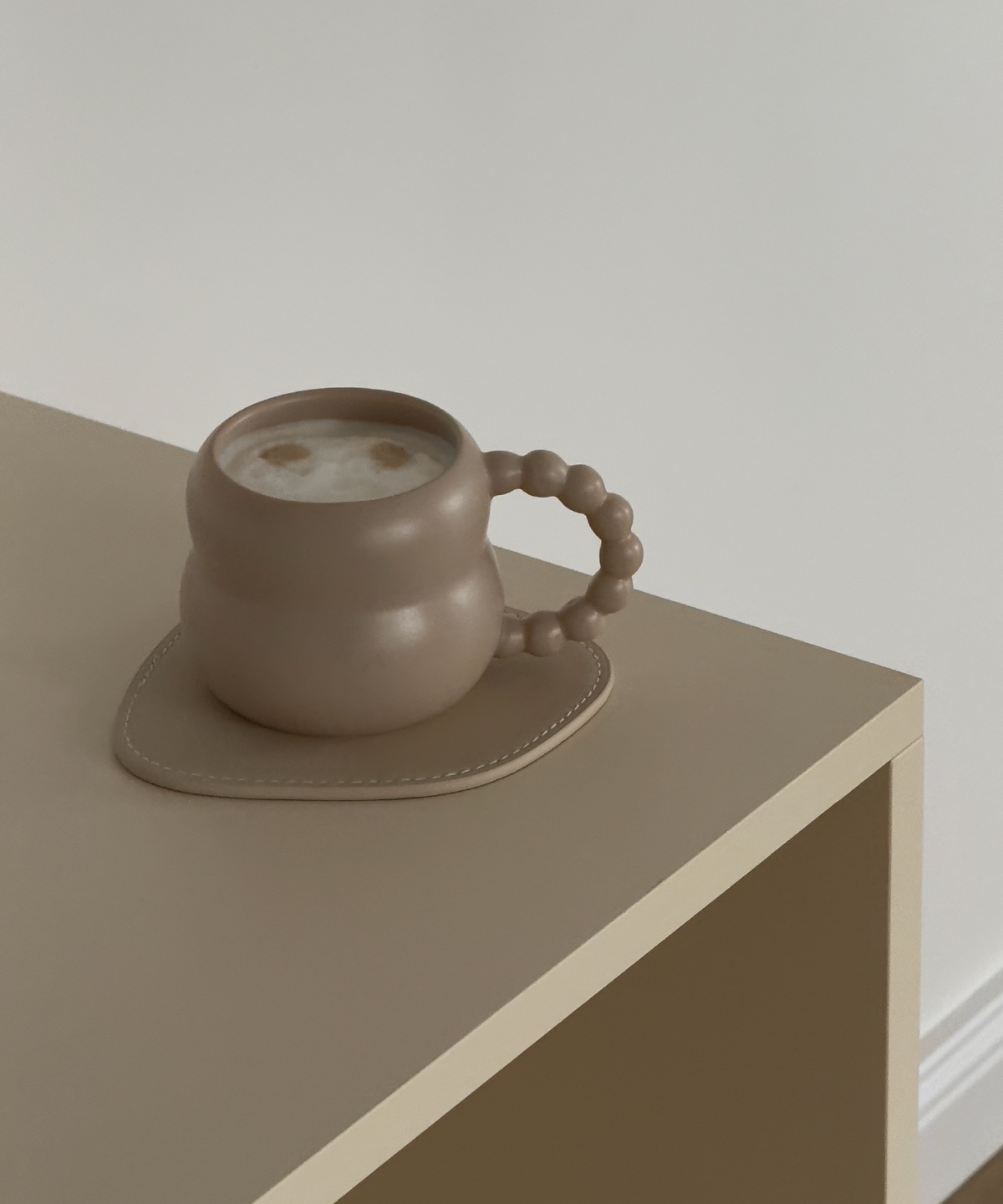 Keramiktasse mit Perlenhenkel Beige aus der Serie Chloé – Nahaufnahme der Oberfläche