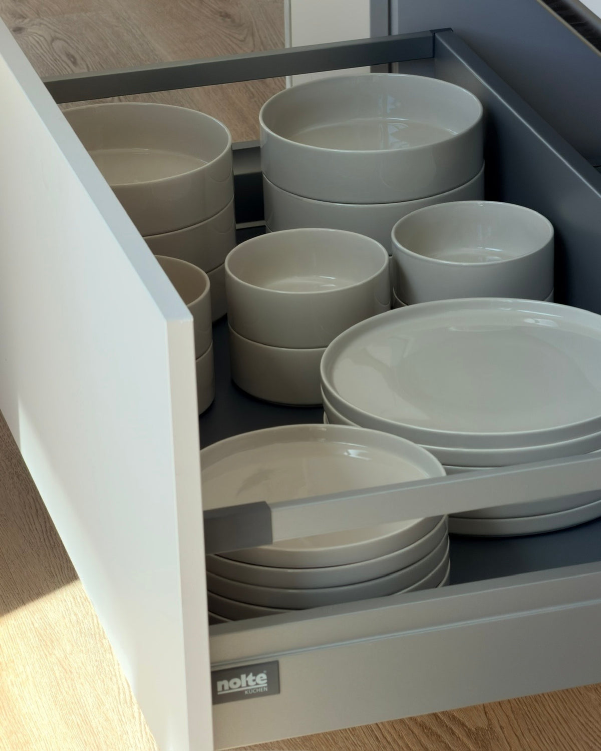 3er Set große Teller in Beige aus der Serie Nia – Seitenansicht