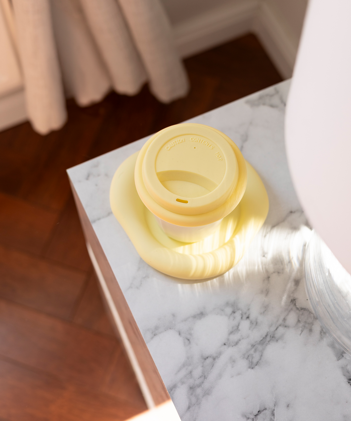 Silikon Untersetzer im organischen Design Butter Lemon aus der Serie Elou – Seitenansicht
