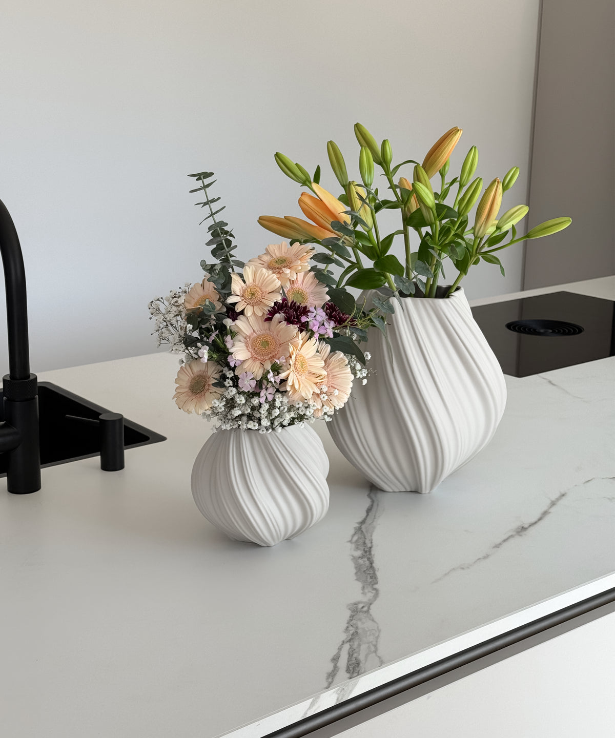 Set aus großer und kleiner Keramik Vase in Cremeweiß