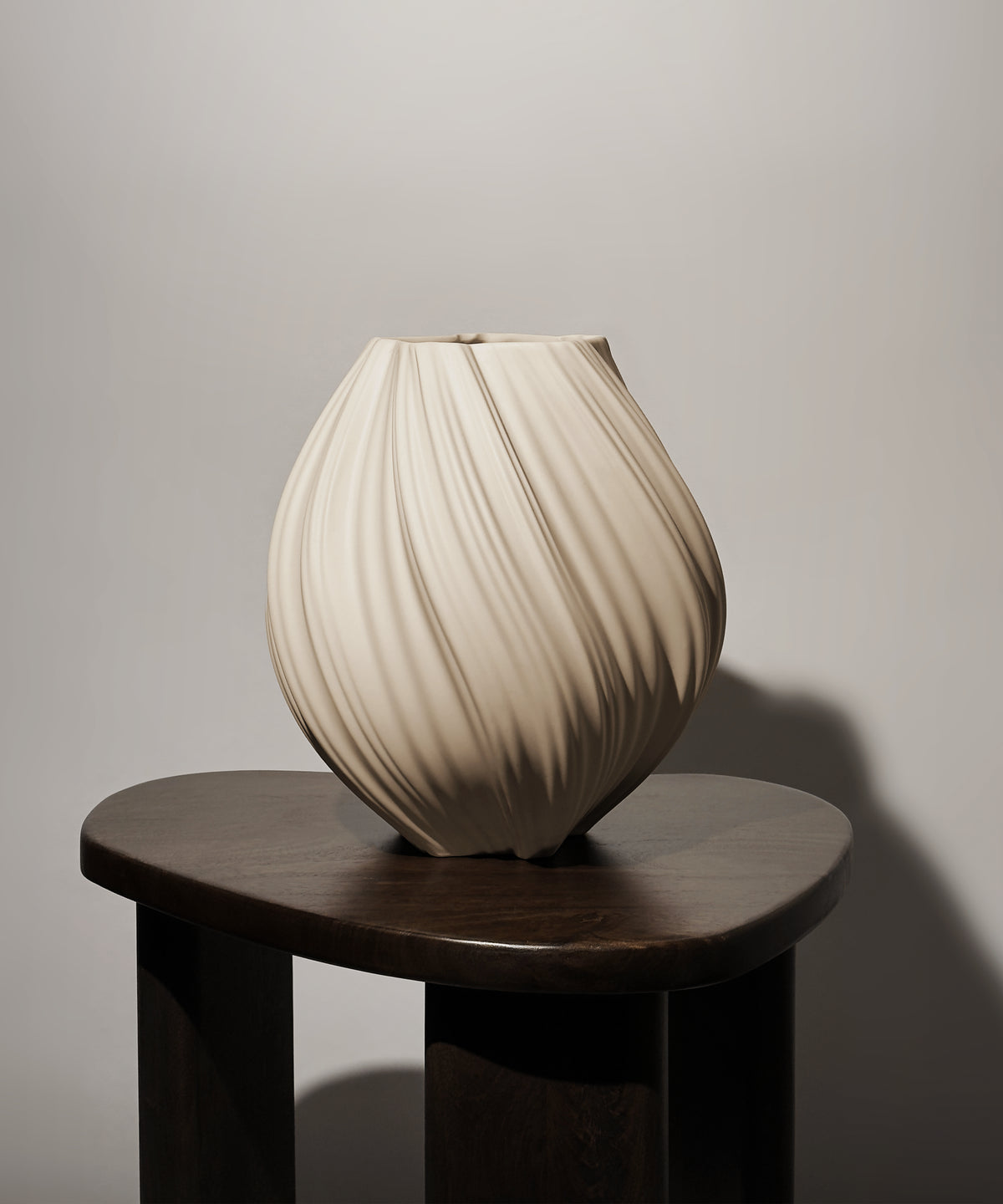 Große Keramik Vase in Beige aus der Serie Flora – Seitenansicht