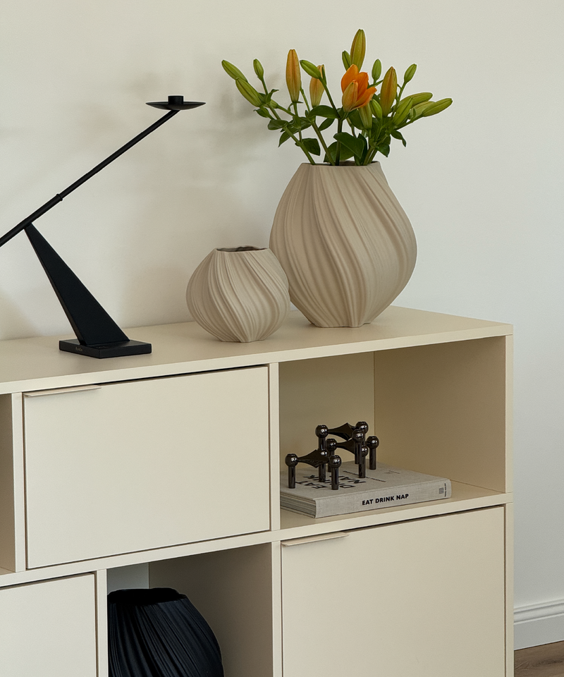 Kleine Keramik Vase in Beige aus der Serie Flora – Seitenansicht