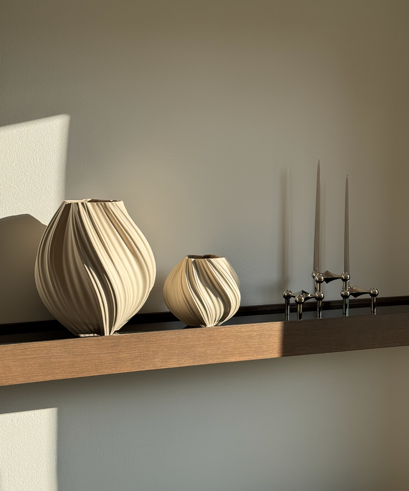 Kleine Keramik Vase in Beige aus der Serie Flora – Nahaufnahme der Oberfläche