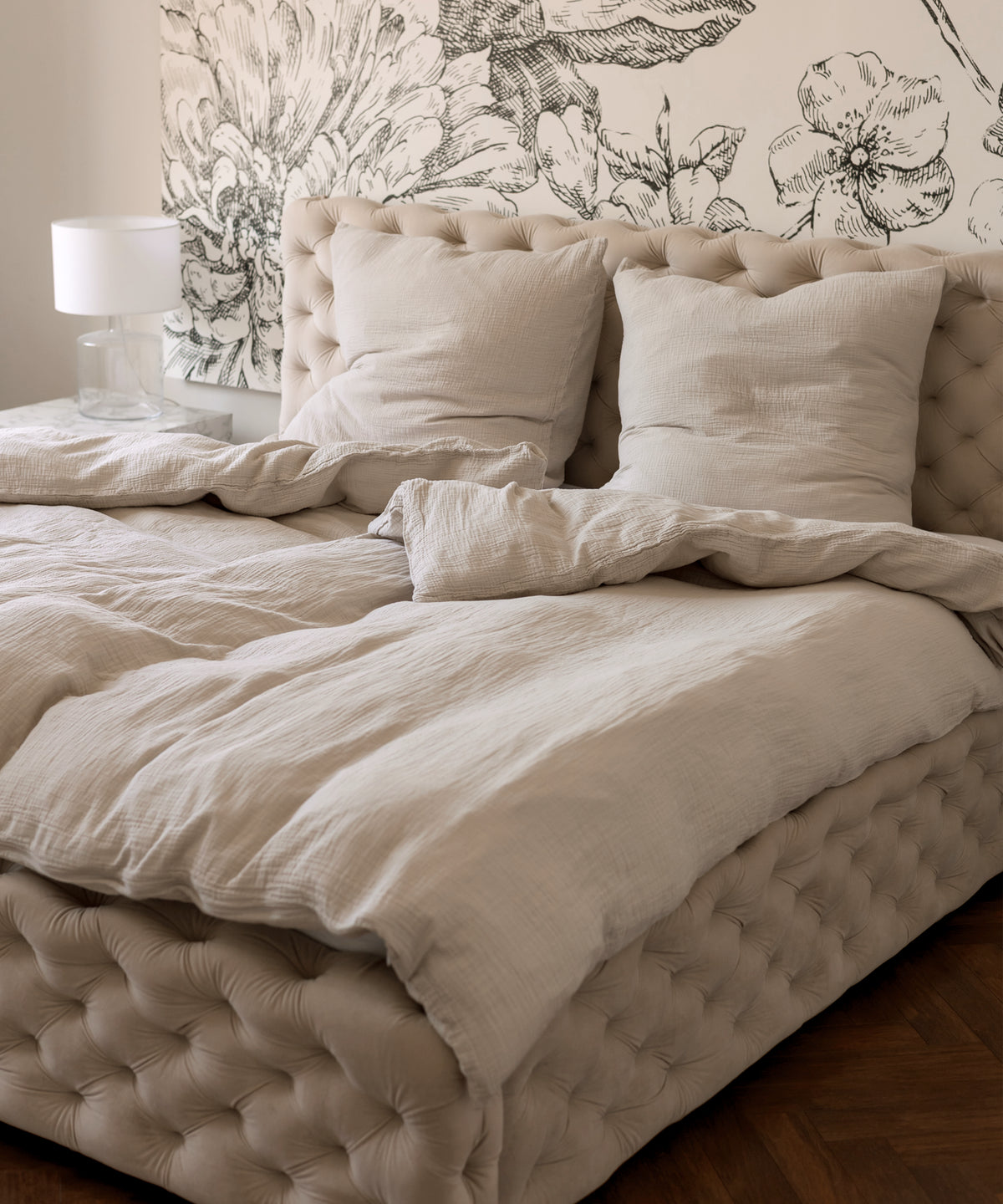 Haven Single-Set in Beige mit 1× Musselin-Einzelbettwäsche und 1× Kissenbezug aus der Serie Haven – Nahaufnahme der Oberfläche