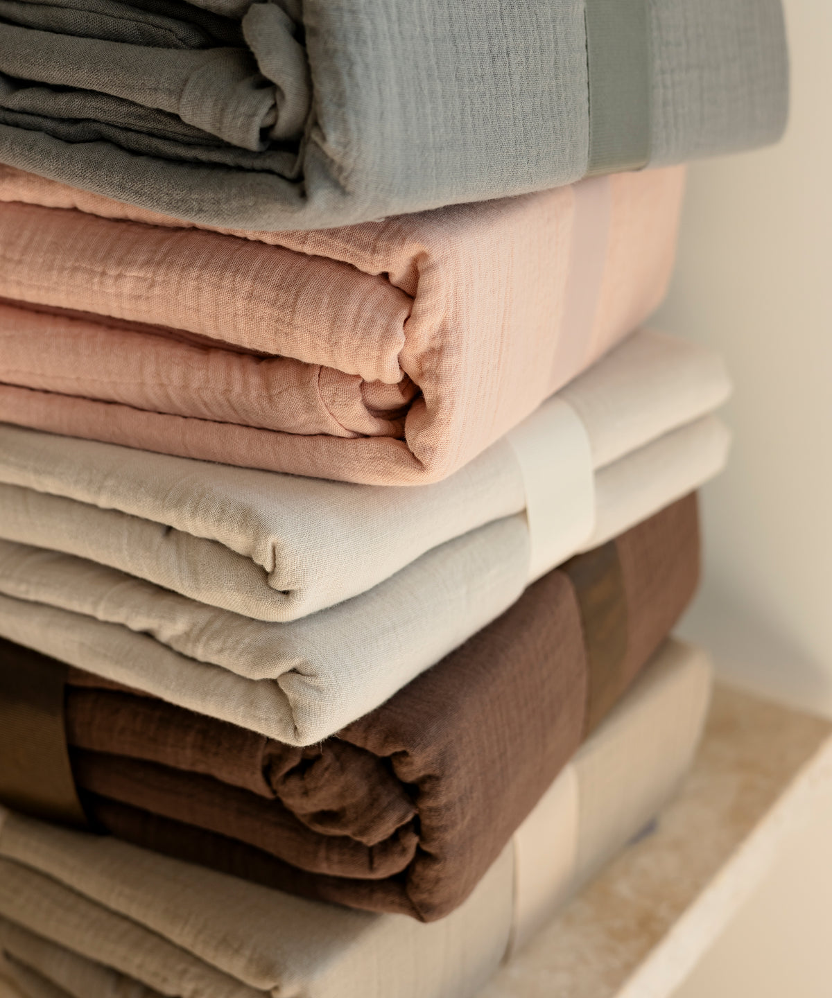 Haven Partner-Set in Beige mit 2× Musselin Einzelbettwäsche und 2× Kissenbezug aus der Serie Haven – Detailansicht der Verarbeitung