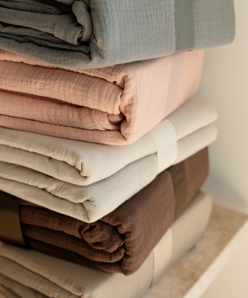 Haven Partner-Set in Beige mit 2× Musselin Einzelbettwäsche und 2× Kissenbezug aus der Serie Haven – Detailansicht der Verarbeitung