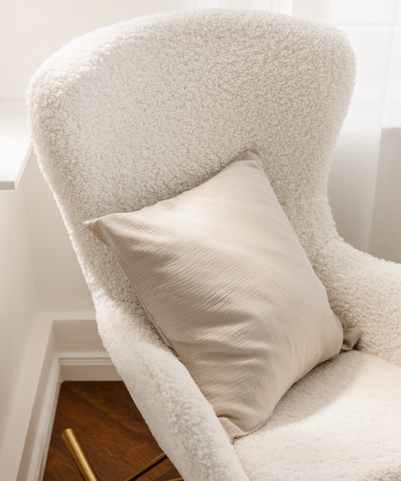 Musselin Kissenbezug 50×50cm in Beige aus der Serie Haven – Nahaufnahme der Oberfläche