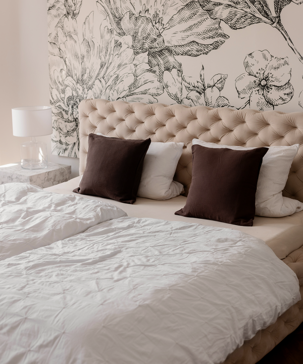 Musselin Kissenbezug 50×50cm in Dunkelbraun aus der Serie Haven – im Wohnambiente