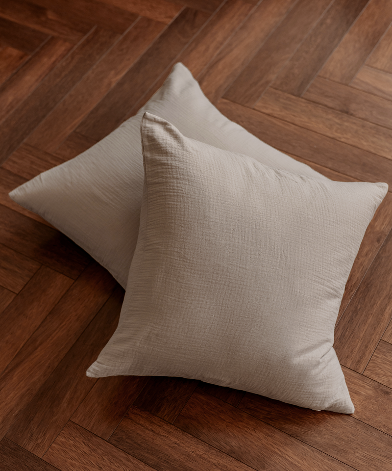 Musselin Kissenbezug 50×50cm in Taupe aus der Serie Haven – Produktansicht