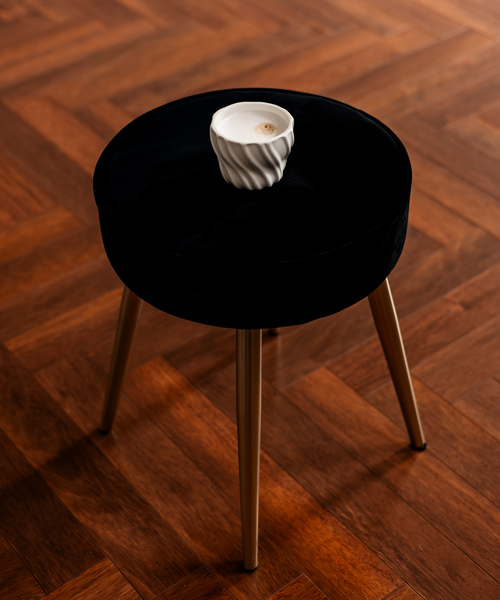 Keramik Becher mit Wellenstruktur aus der Serie Kaia – Draufsicht im Detail