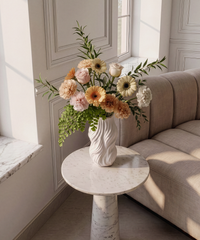 Schlanke Keramikvase mit fließendem Wellenrelief | Dahlia