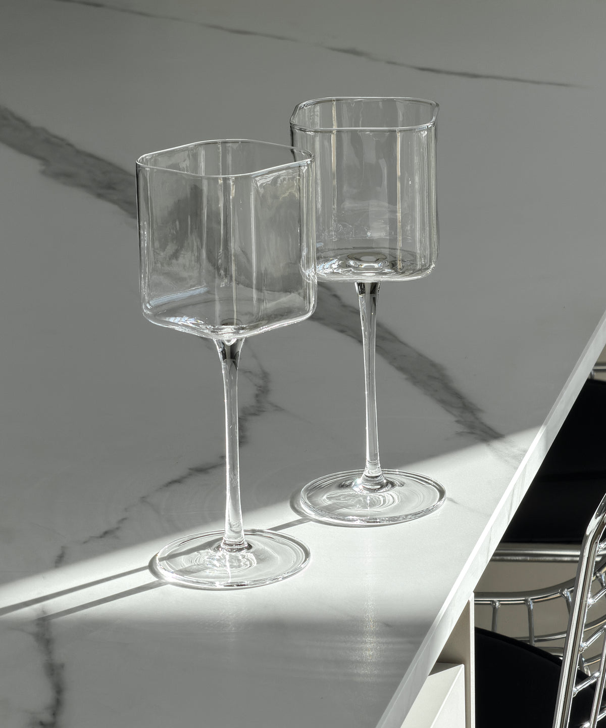 Weinglas im eckigen Design | Kuba