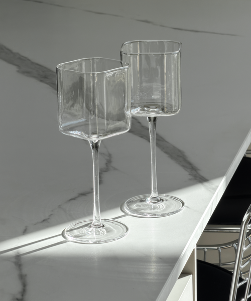 Weinglas im eckigen Design | Kuba