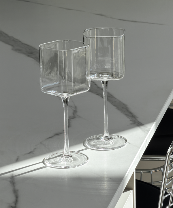 Weinglas im eckigen Design | Kuba