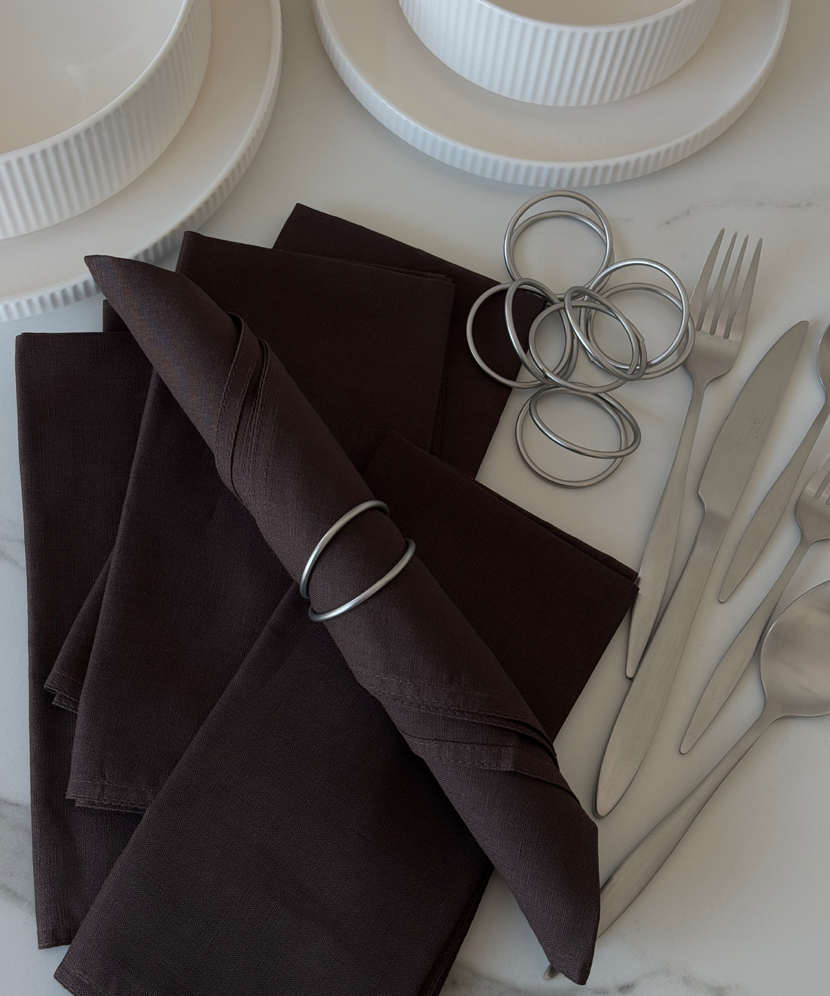 Dunkelbraune Servietten 6er Set aus der Serie Kyla – Größenübersicht