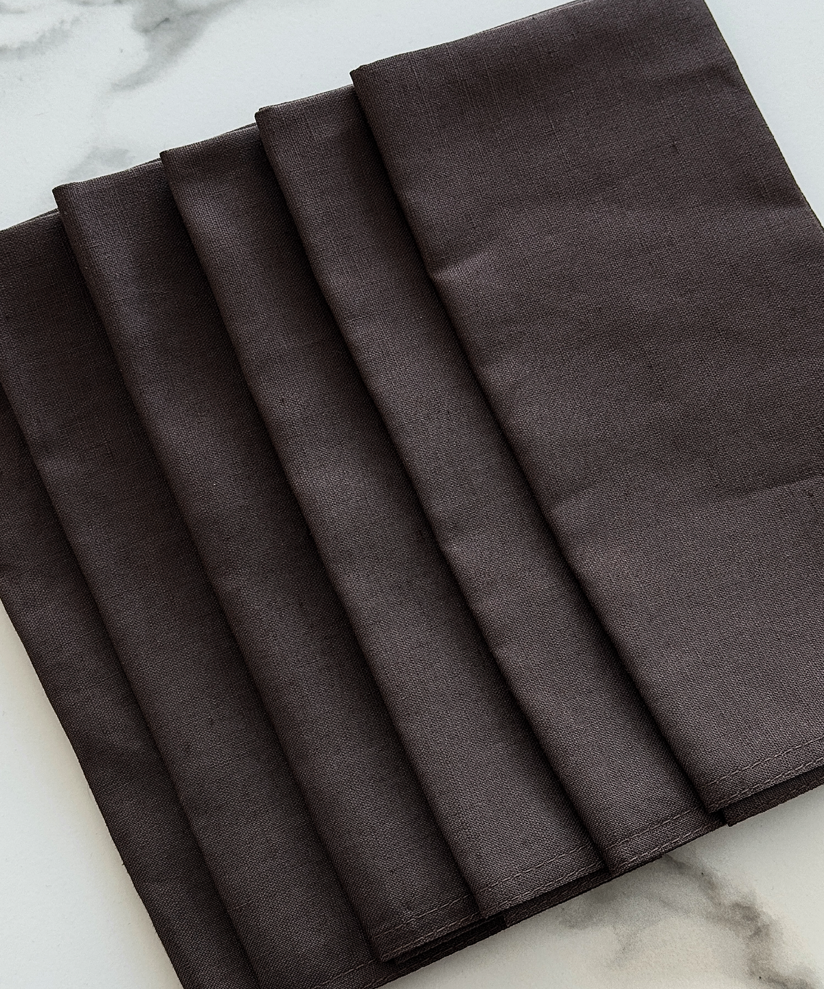 Dunkelbraune Servietten 6er Set aus der Serie Kyla – Produktansicht