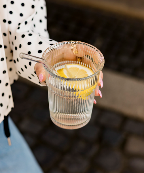 Gerilltes Trinkglas im To-Go Design aus der Serie Liva – Detailansicht der Verarbeitung
